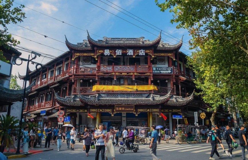 母子齐上阵为河南文旅助力!7岁男孩扮财神为游客送冰糖雪梨水,让大家感受河南的热情!